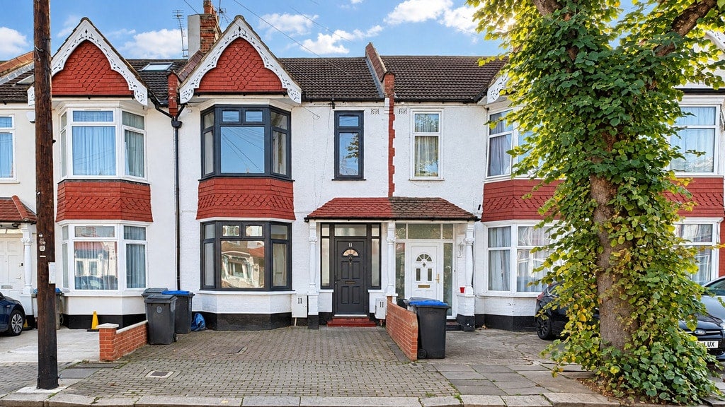 House Waverley Avenue in Greater London
