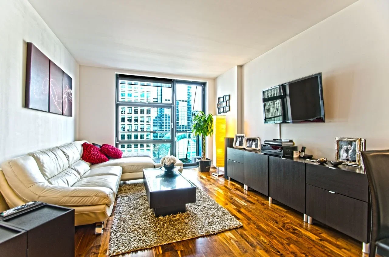 Flat South Quay Square in Greater London