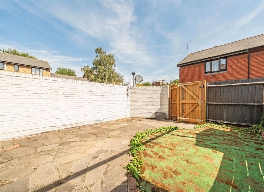 House Clack Street in Greater London