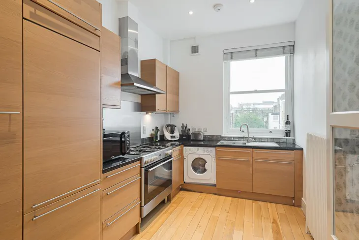 Flat Earl's Court Road in Greater London