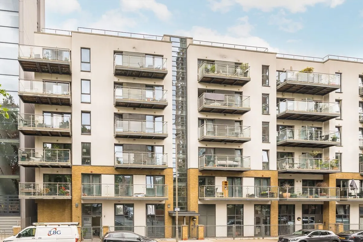 Flat Gwynne Road in Greater London