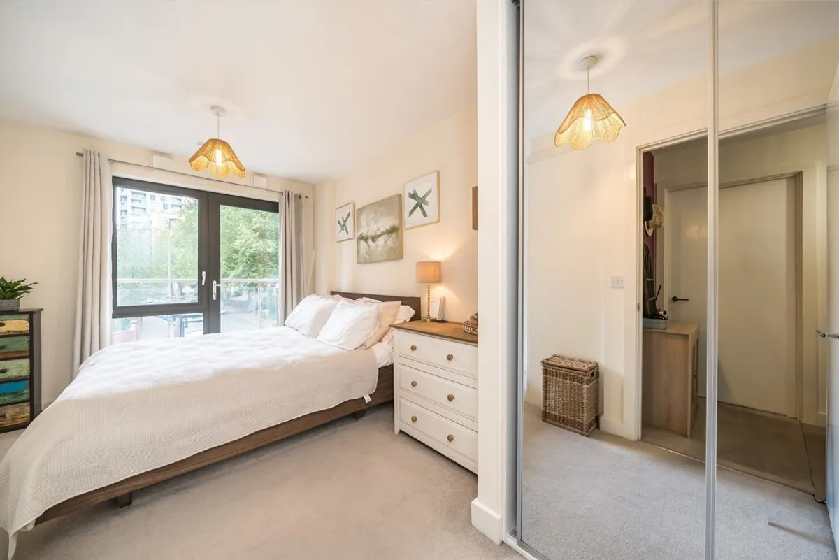 Flat Gwynne Road in Greater London