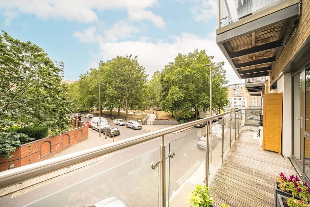 Flat Gwynne Road in Greater London