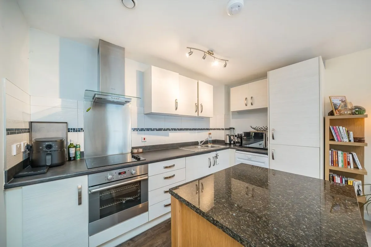 Flat Gwynne Road in Greater London