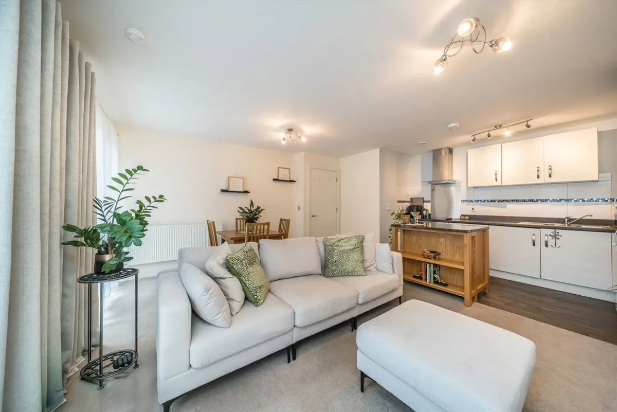 Flat Gwynne Road in Greater London