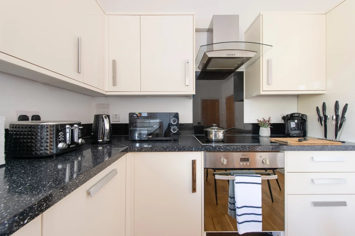 Flat Gunnersbury Avenue in Greater London