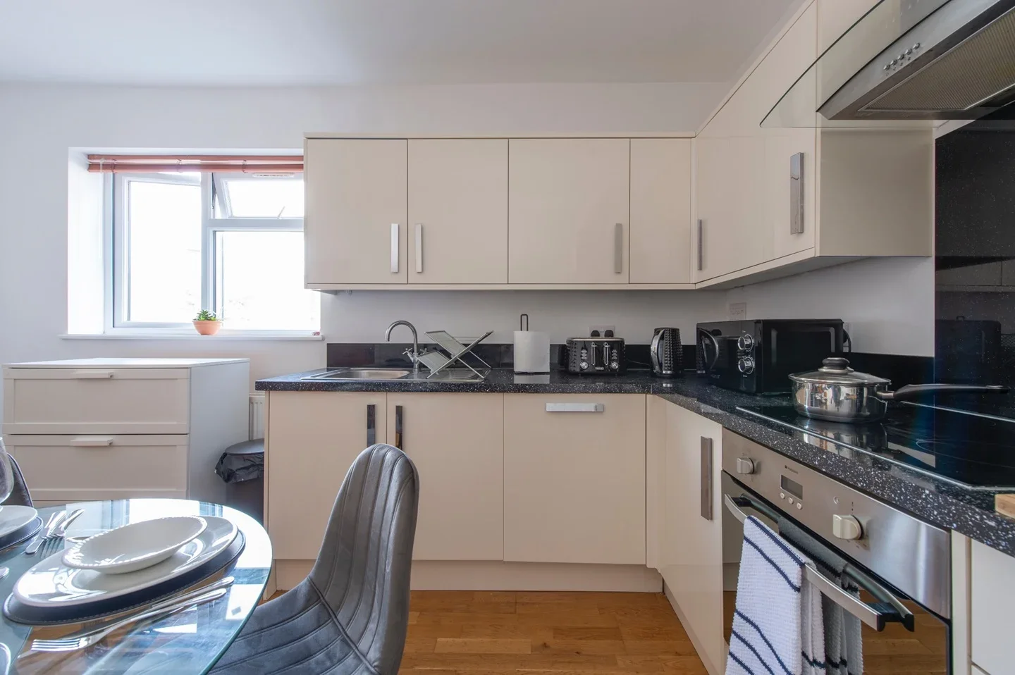 Flat Gunnersbury Avenue in Greater London