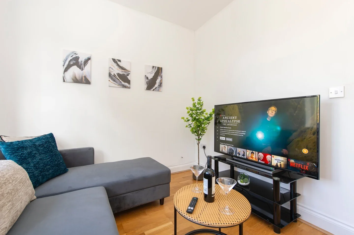 Flat Gunnersbury Avenue in Greater London