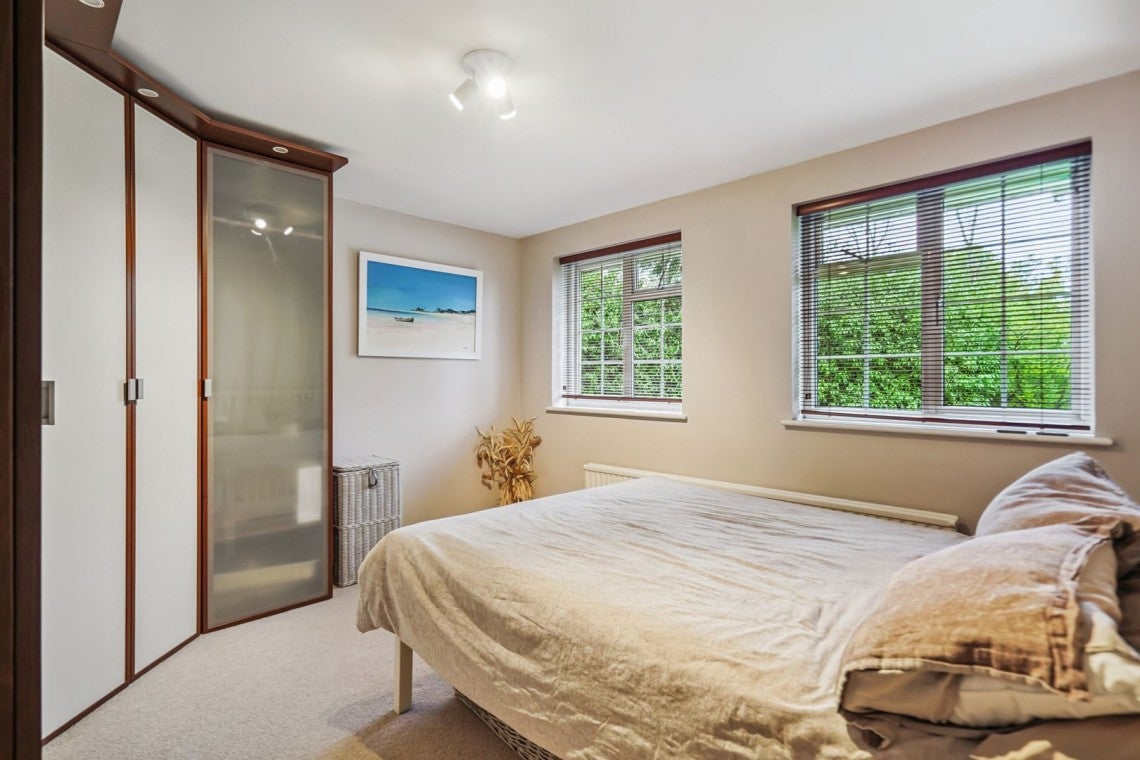 Flat Highfield Court in Farnham Royal