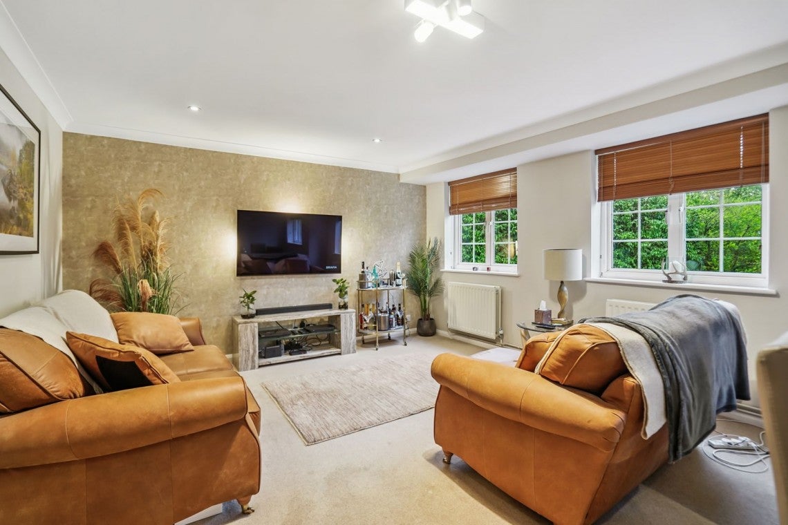 Flat Highfield Court in Farnham Royal