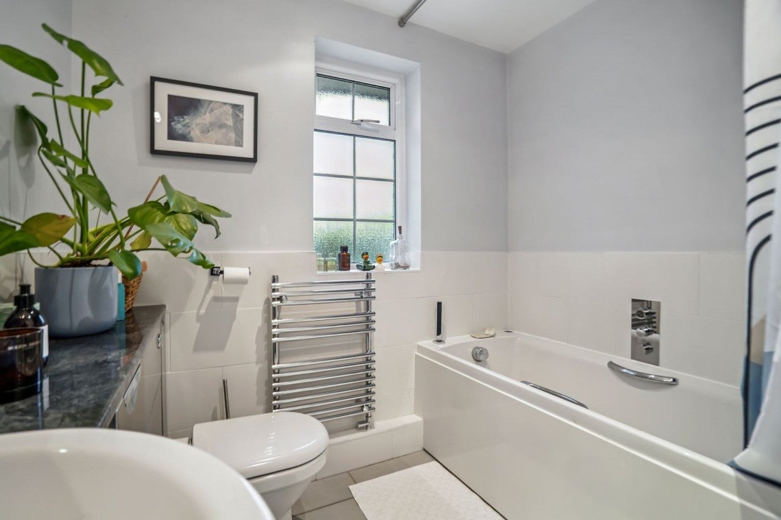 Flat Highfield Court in Farnham Royal