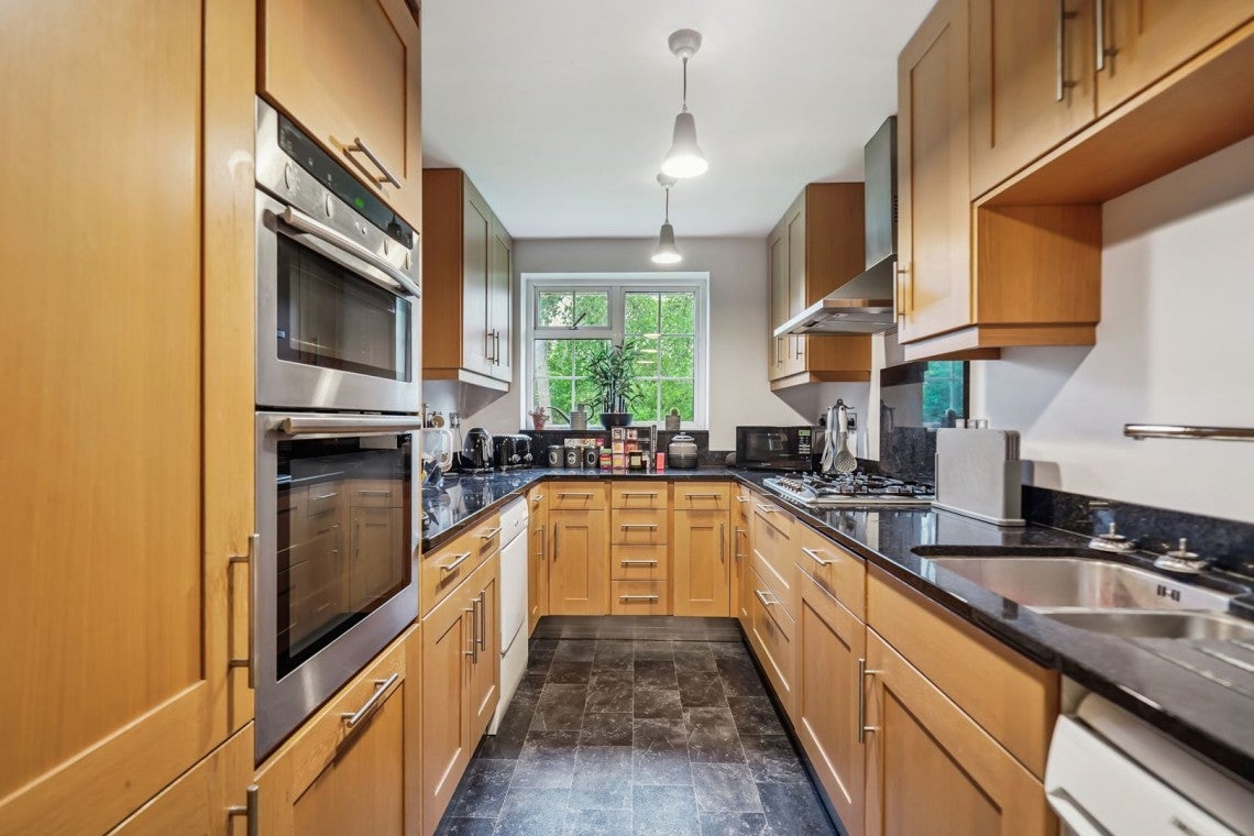 Flat Highfield Court in Farnham Royal
