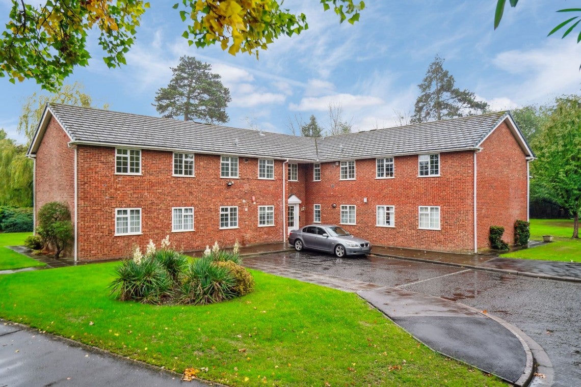 Flat Highfield Court in Farnham Royal