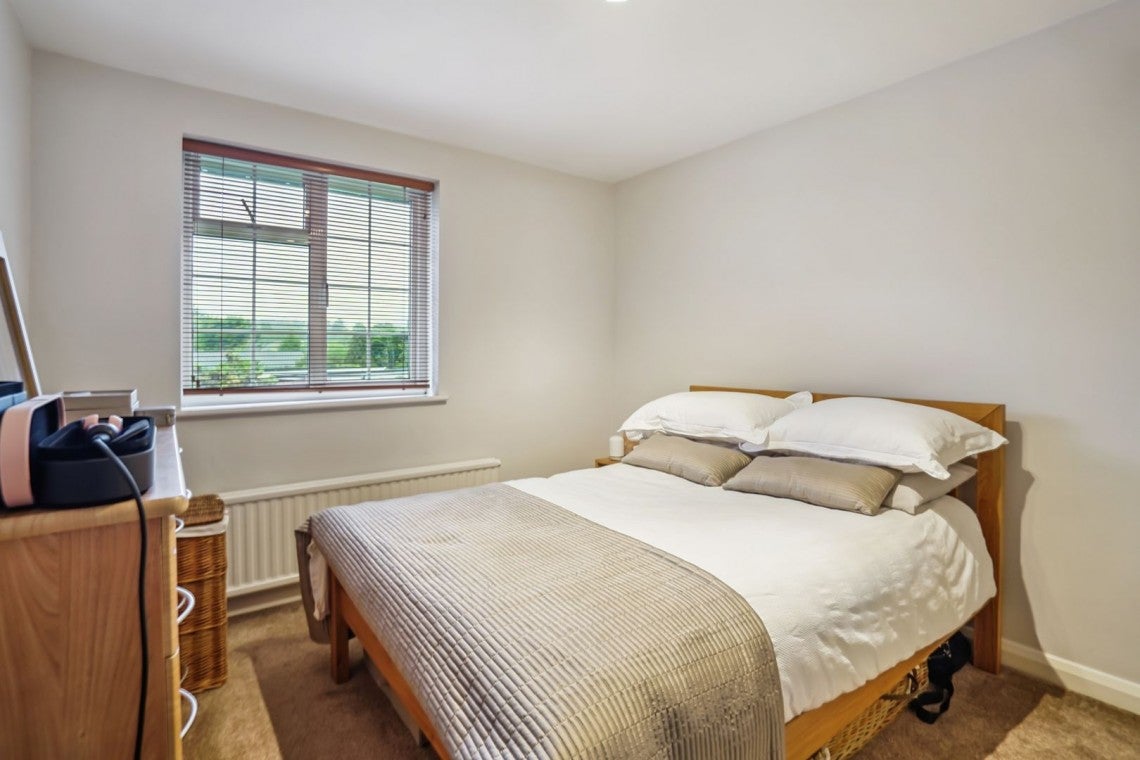 Flat Highfield Court in Farnham Royal