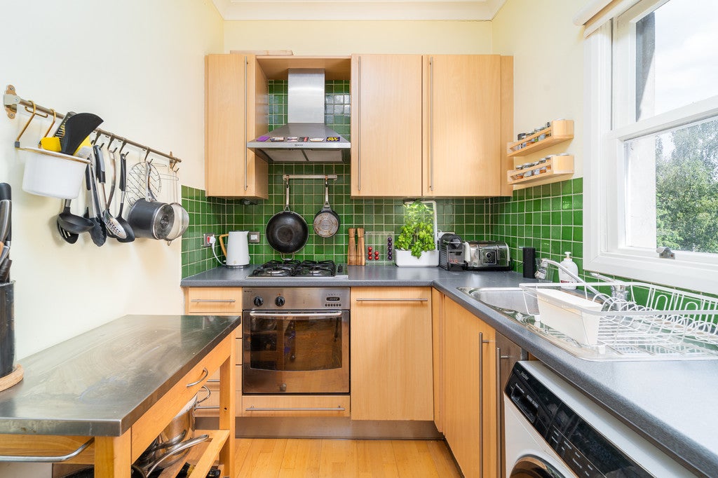 Flat Aberdare Gardens in Greater London