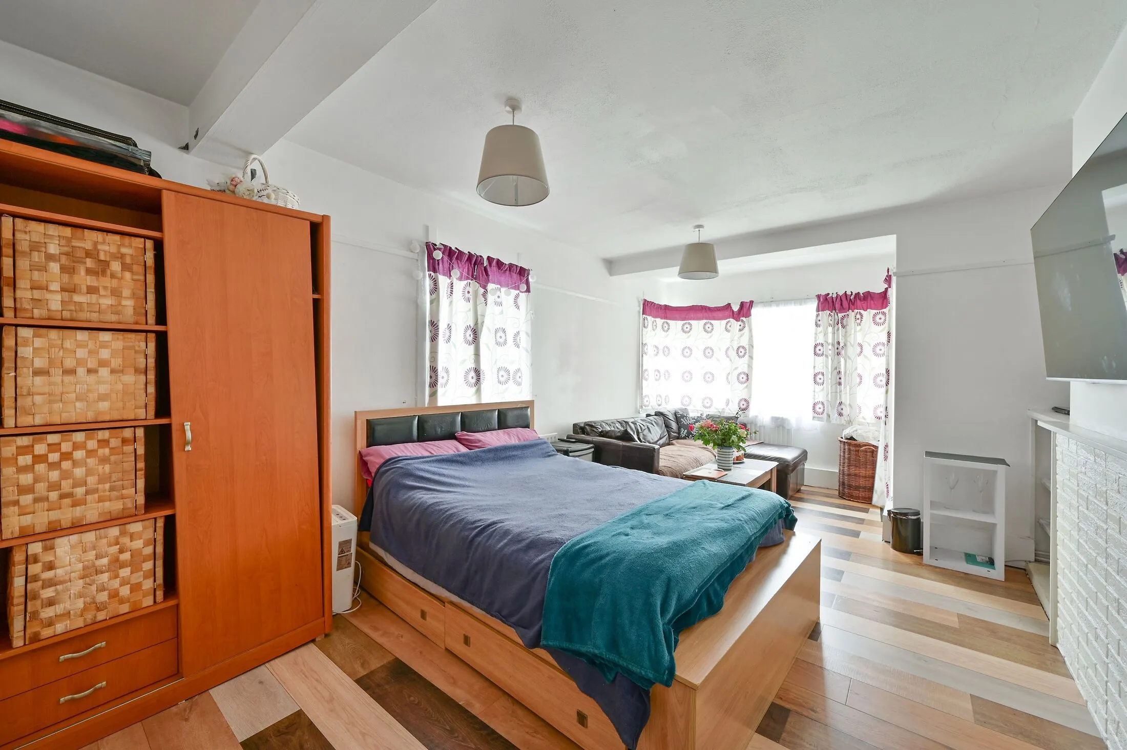 Flat Moffat Court in Greater London