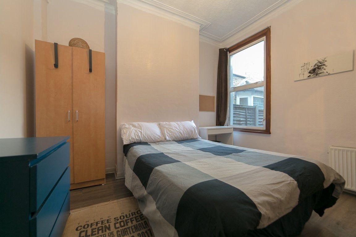Room Alloa Road in Greater London