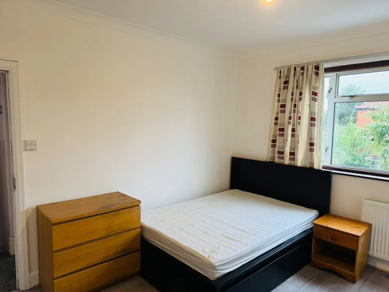 Flat Hawthorn Drive in Greater London