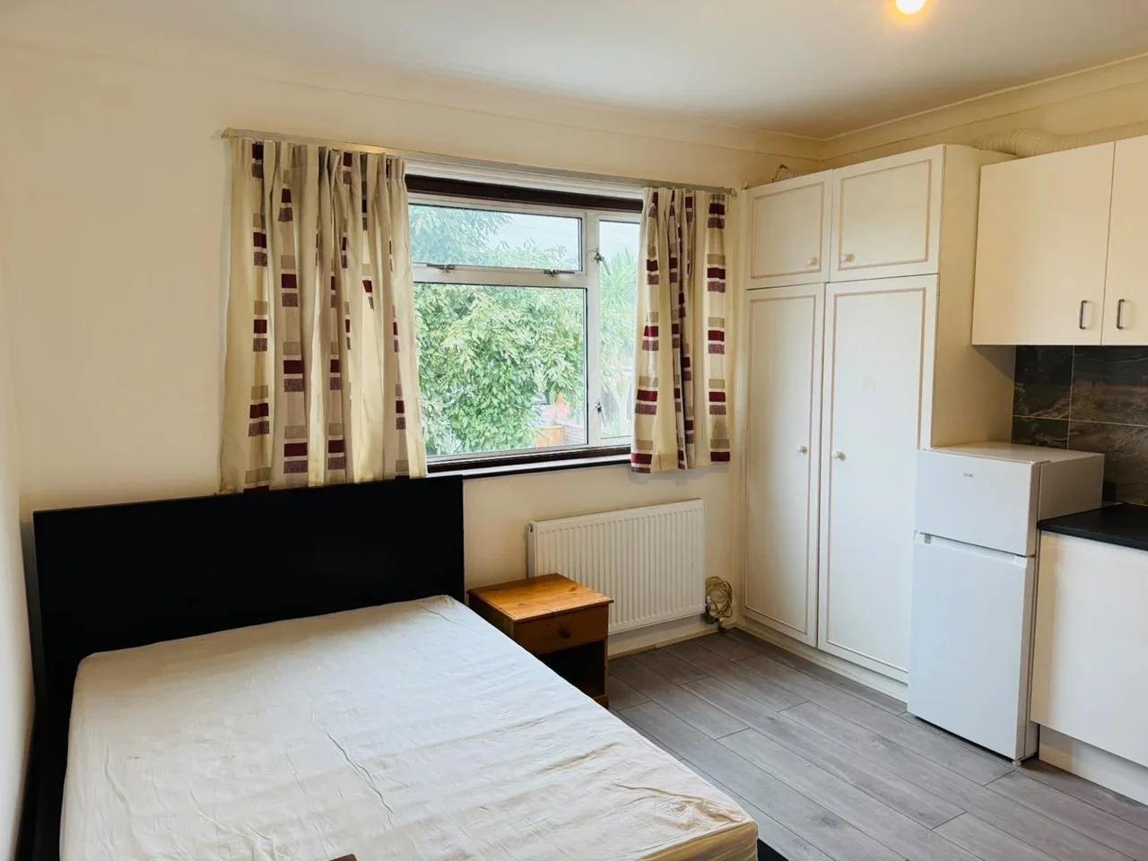 Flat Hawthorn Drive in Greater London