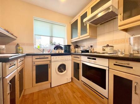 Flat Lloyd Close in Cheltenham