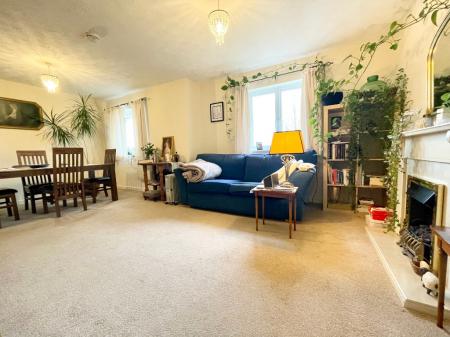 Flat Lloyd Close in Cheltenham