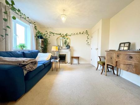 Flat Lloyd Close in Cheltenham