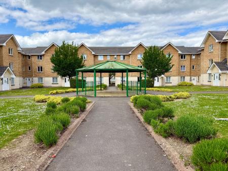 Flat Lloyd Close in Cheltenham