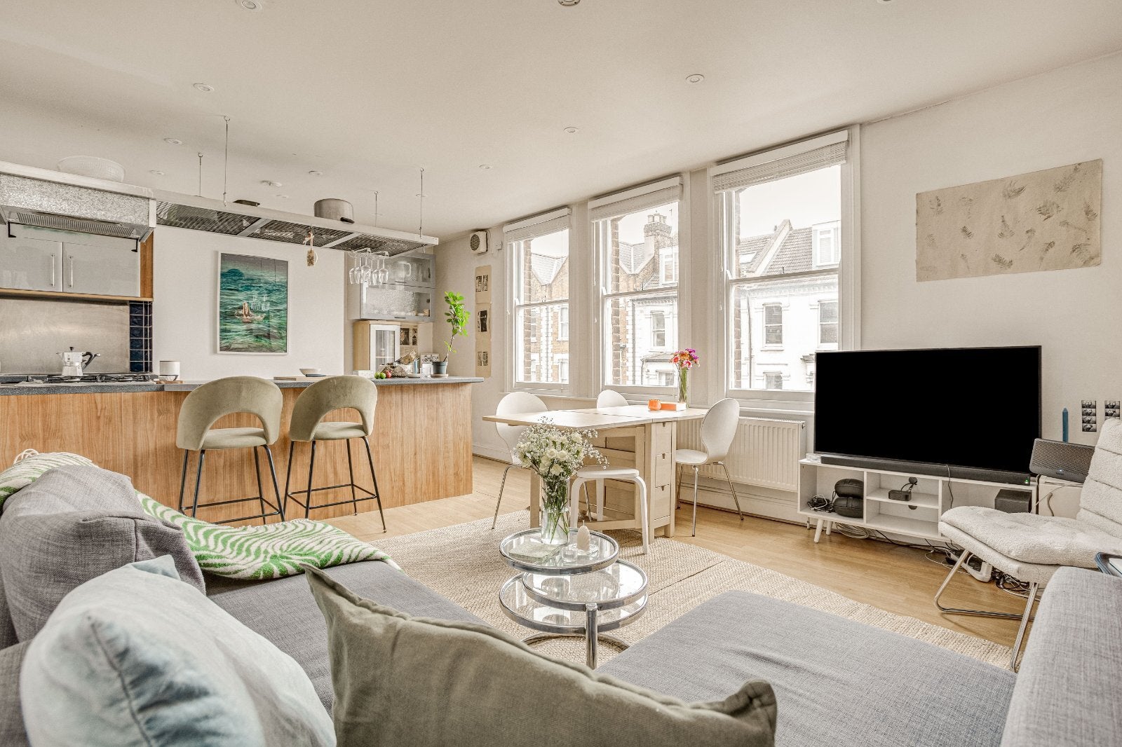 Flat Mossbury Road in Greater London