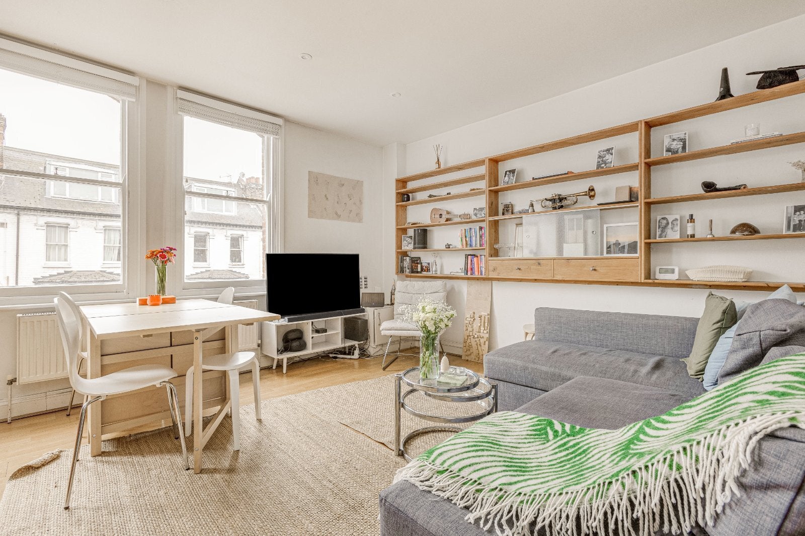 Flat Mossbury Road in Greater London