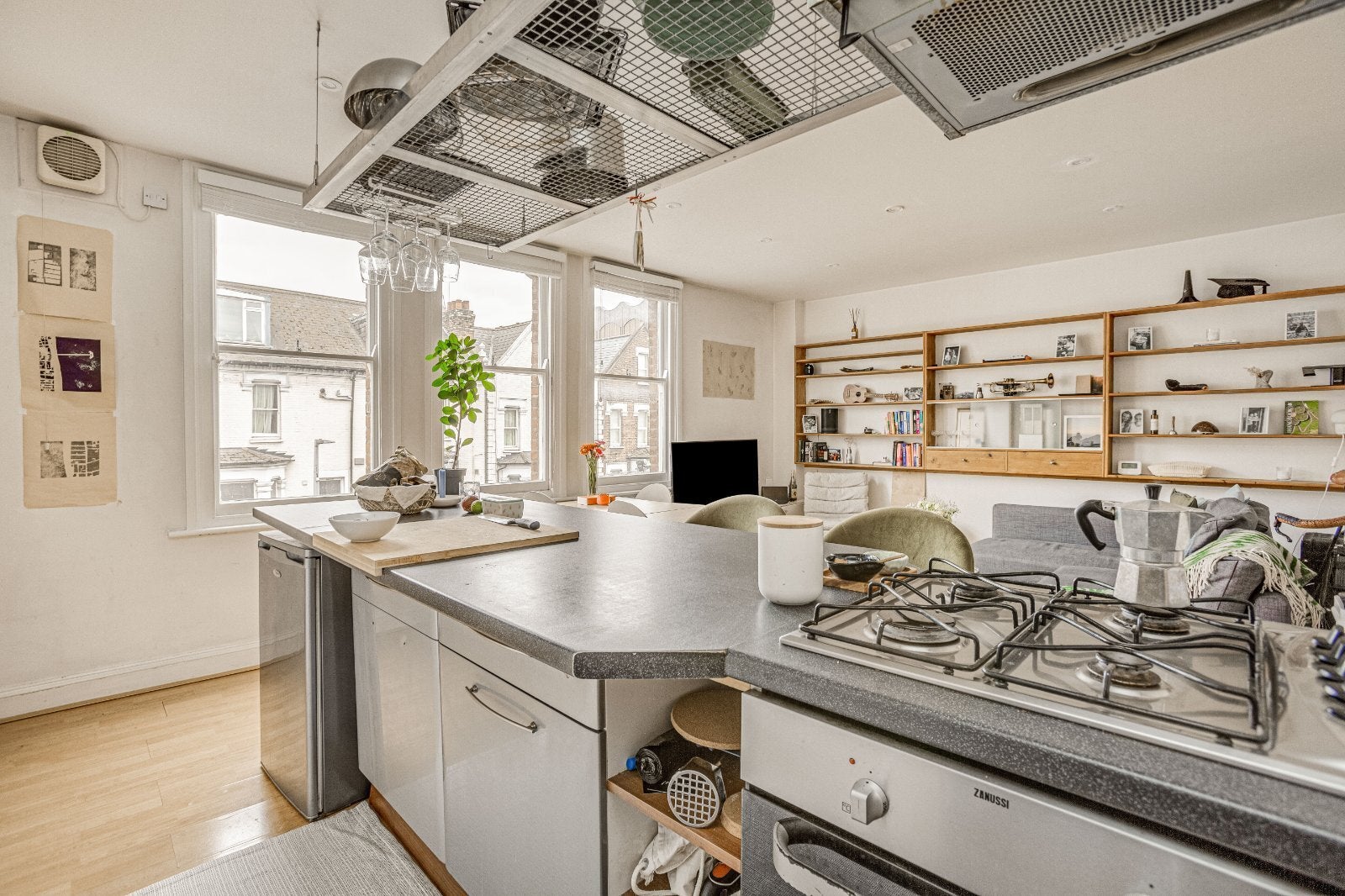 Flat Mossbury Road in Greater London