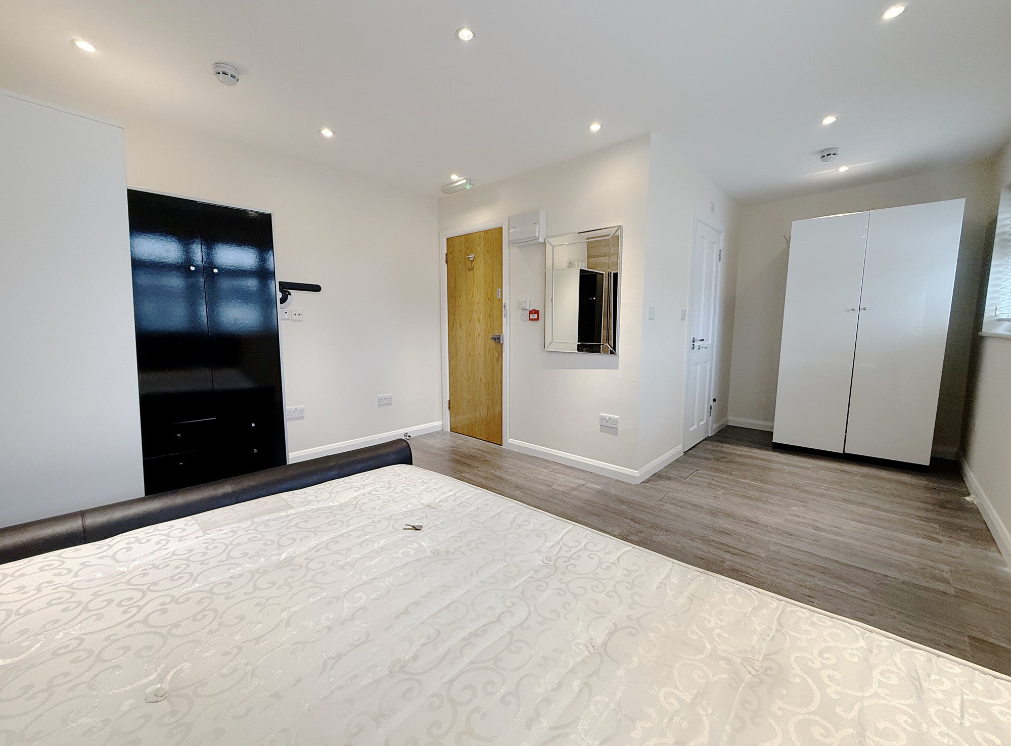 Room Vicarage Farm Road in London