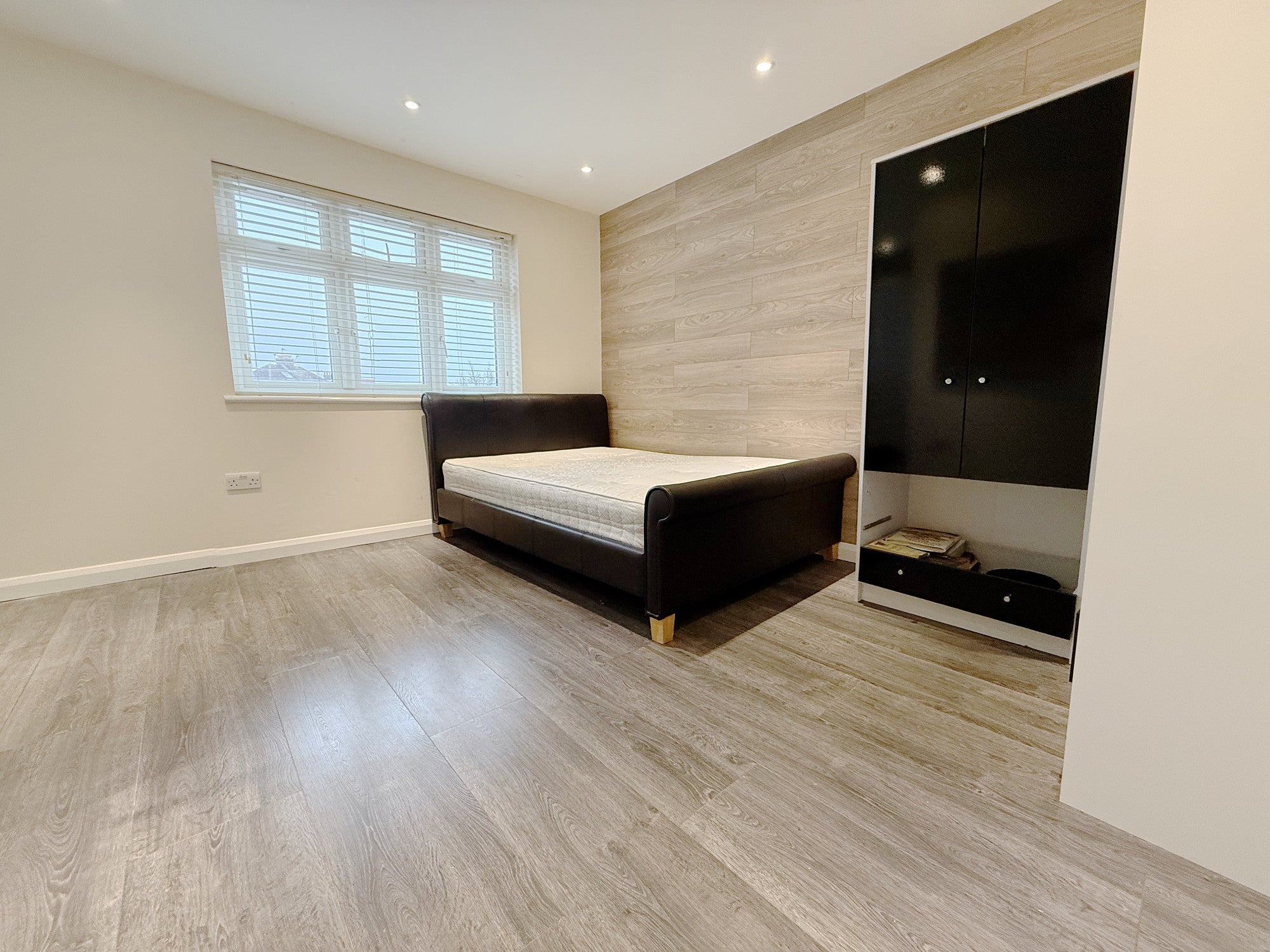 Room Vicarage Farm Road in London