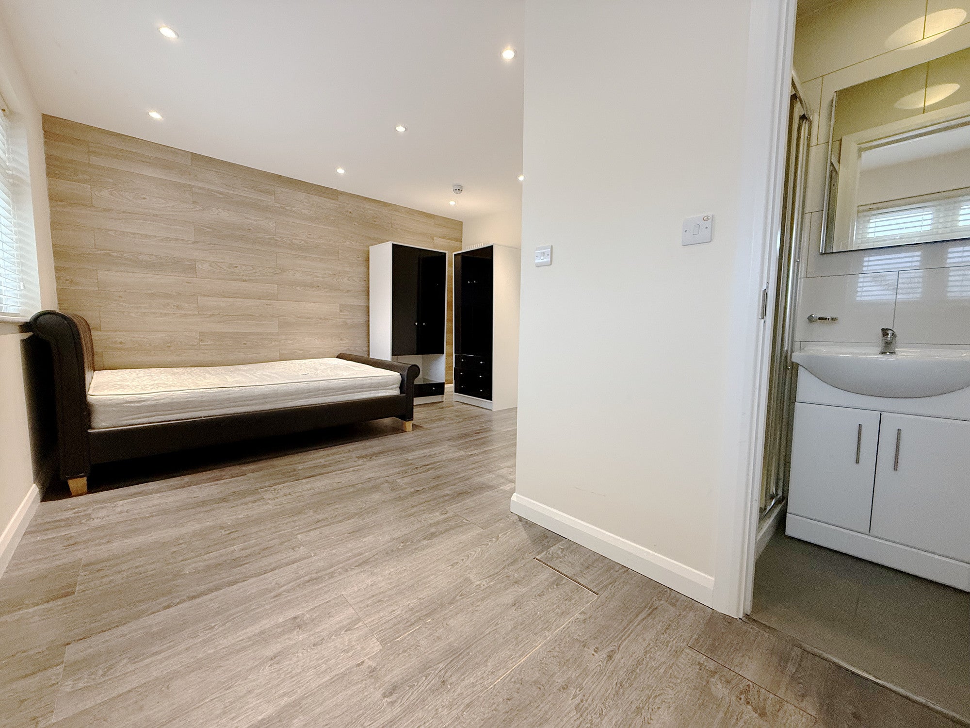 Room Vicarage Farm Road in London