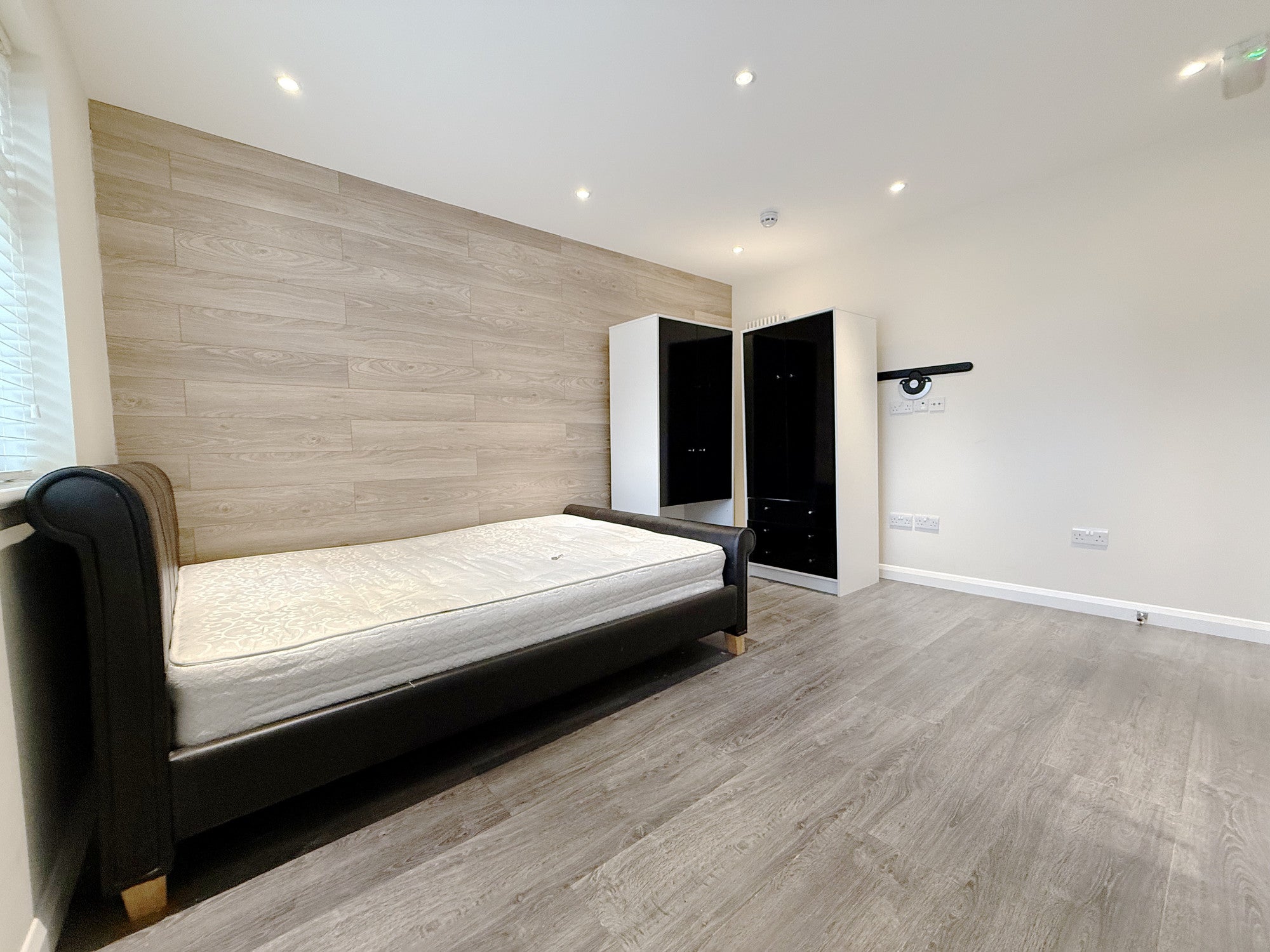 Room Vicarage Farm Road in London