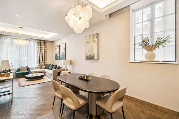 Flat Chesterfield Hill in City of Westminster