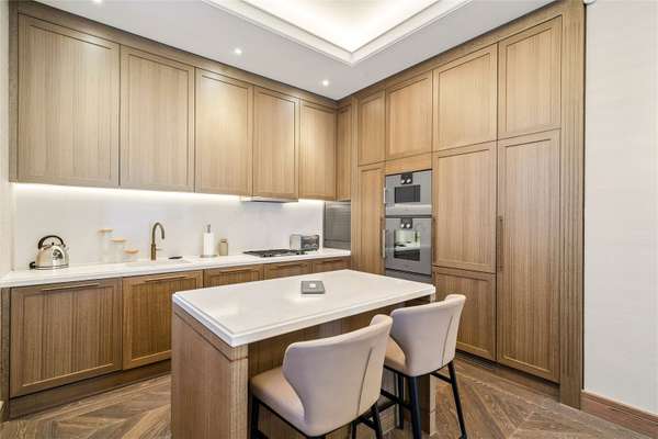 Flat Chesterfield Hill in City of Westminster