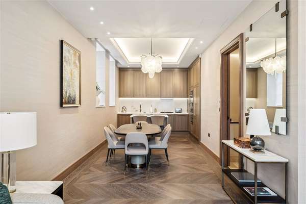 Flat Chesterfield Hill in City of Westminster