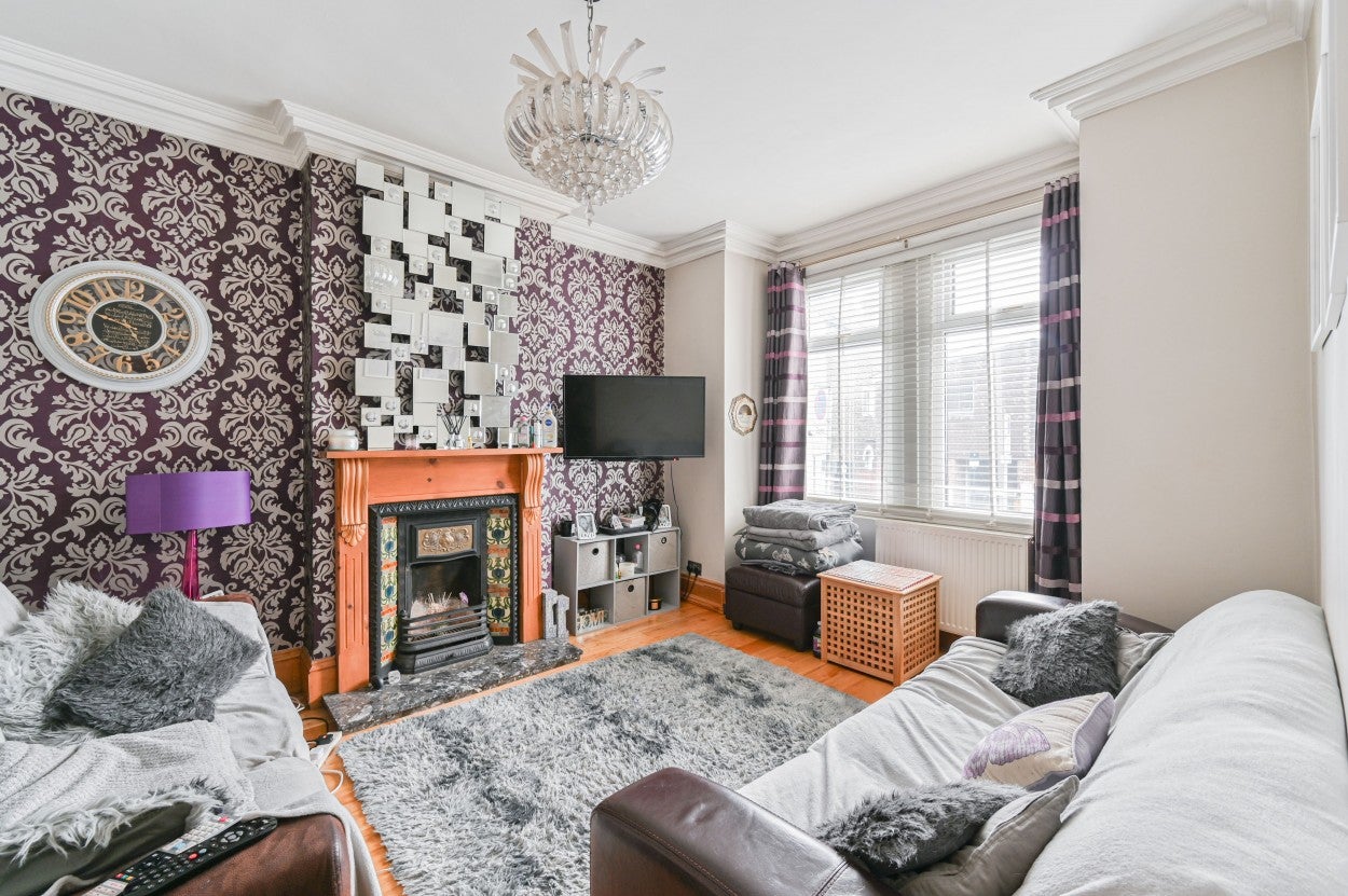 Flat Grange Park Road in Greater London