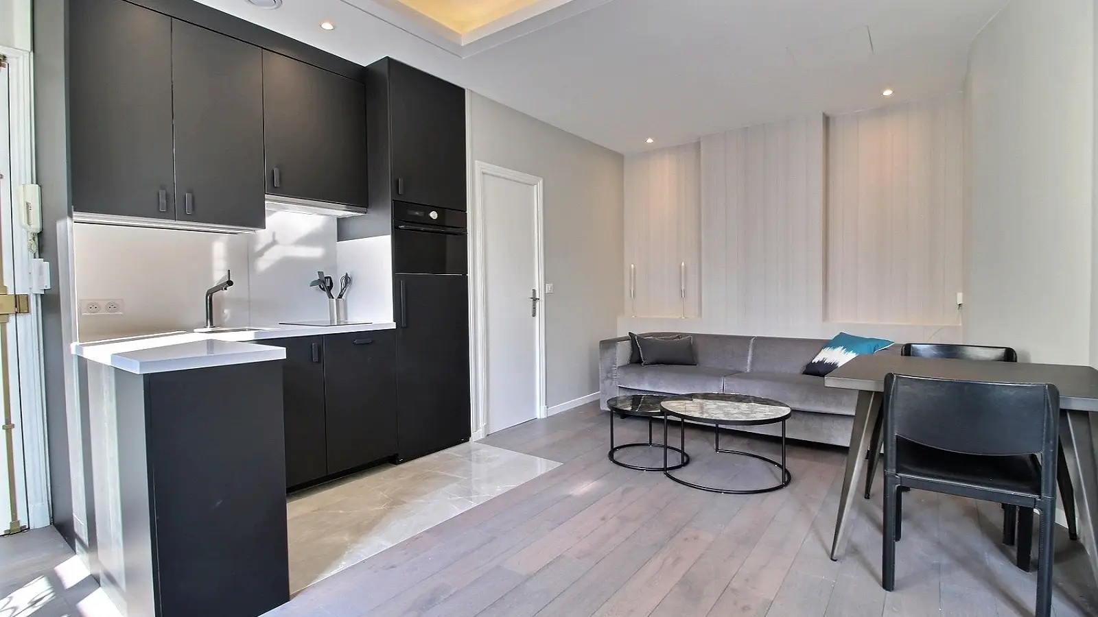 Flat Rue de Berri in Paris