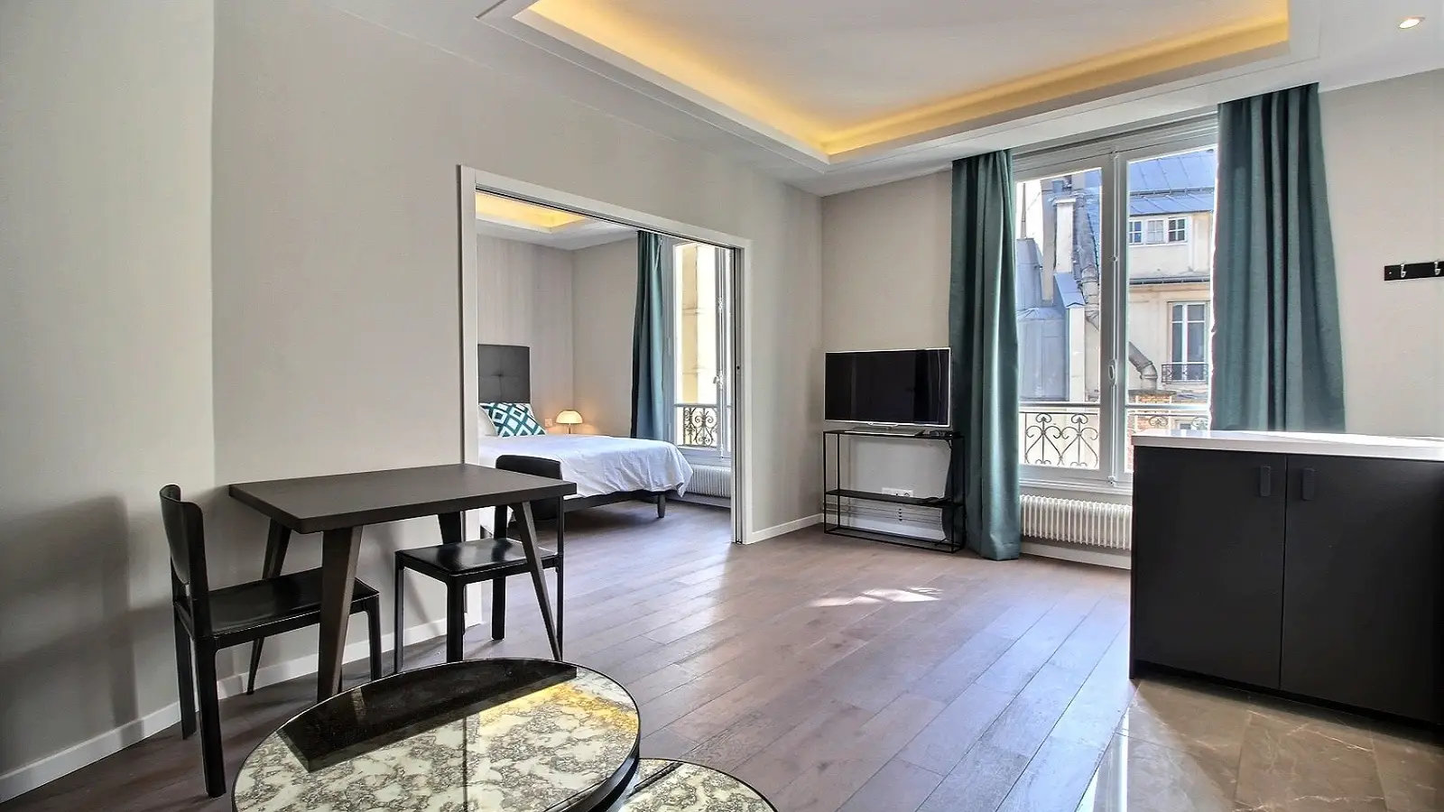 Flat Rue de Berri in Paris