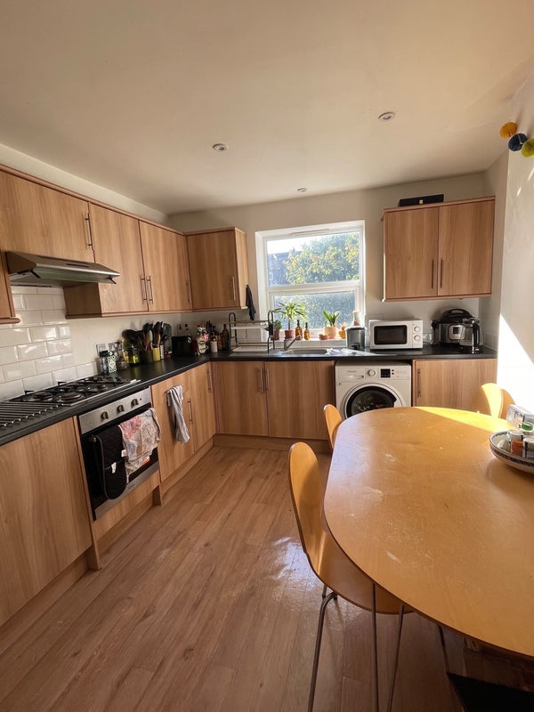 Room Duckett Road in Greater London