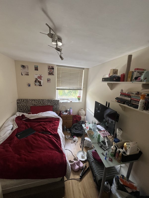 Room Cyfarthfa Street in Cardiff