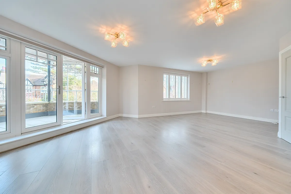 Flat Uplands Park Road in Greater London