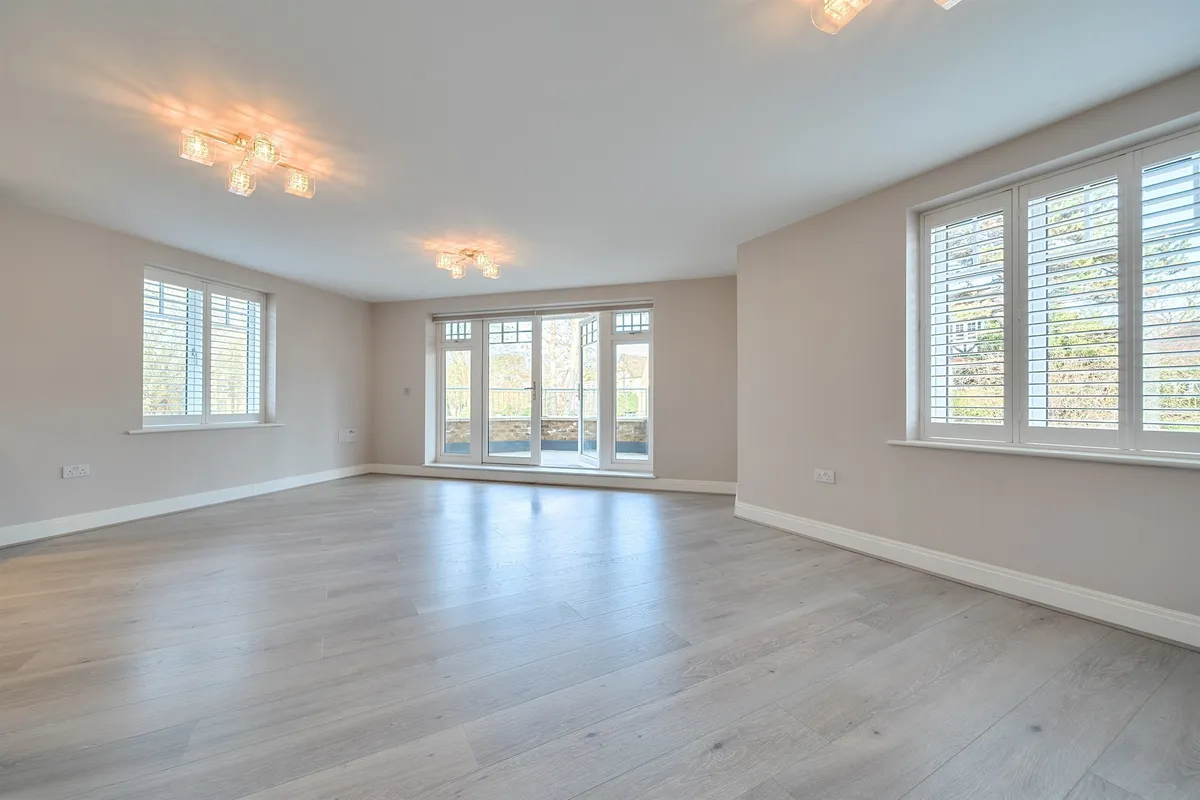 Flat Uplands Park Road in Greater London