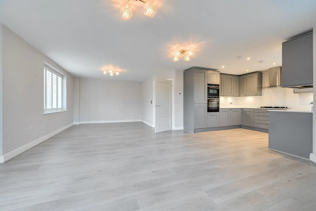 Flat Uplands Park Road in Greater London
