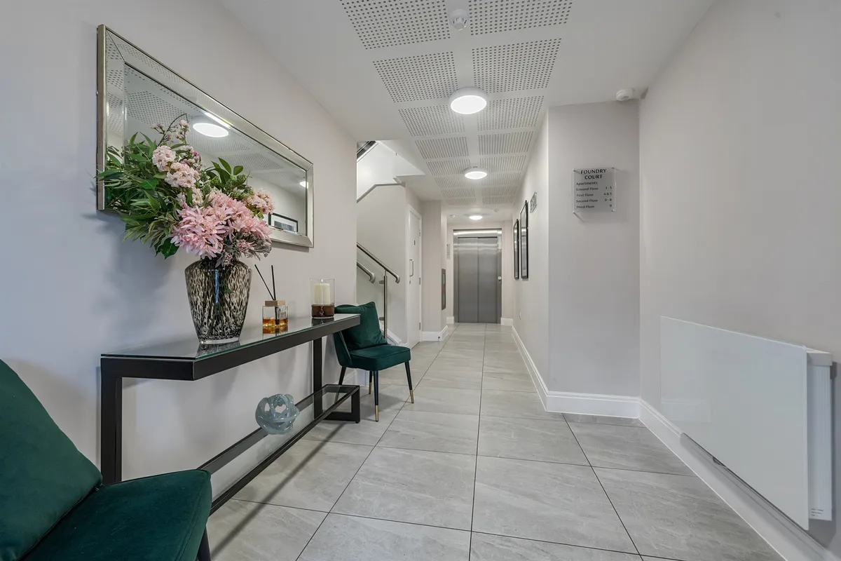 Flat Uplands Park Road in Greater London