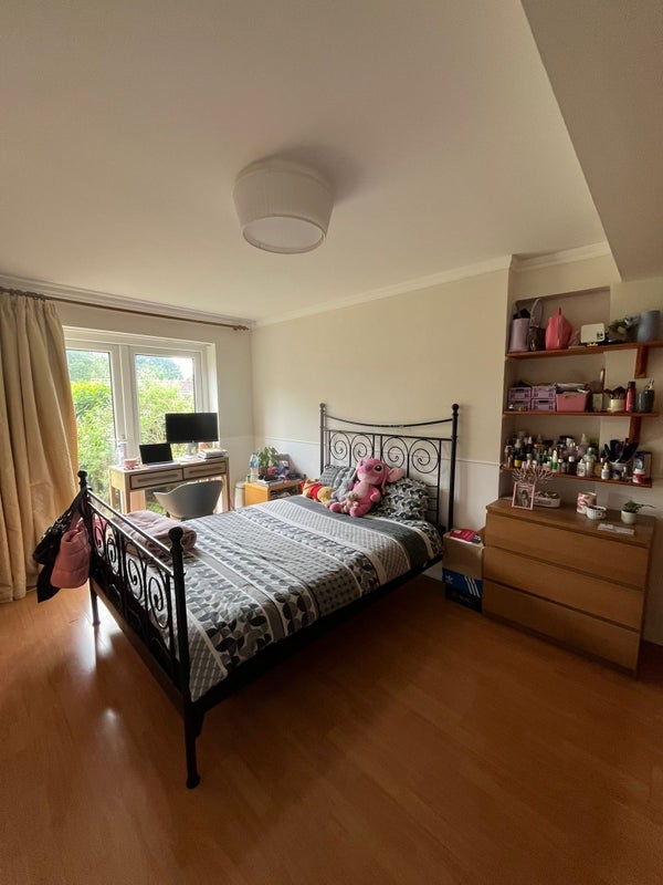 Room Cleveley Crescent in Greater London