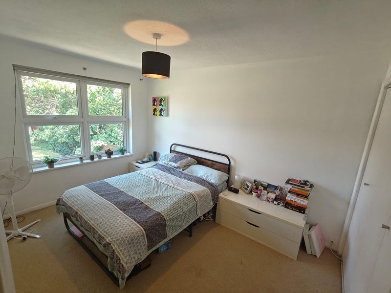 Room Wycherley Close in Greater London