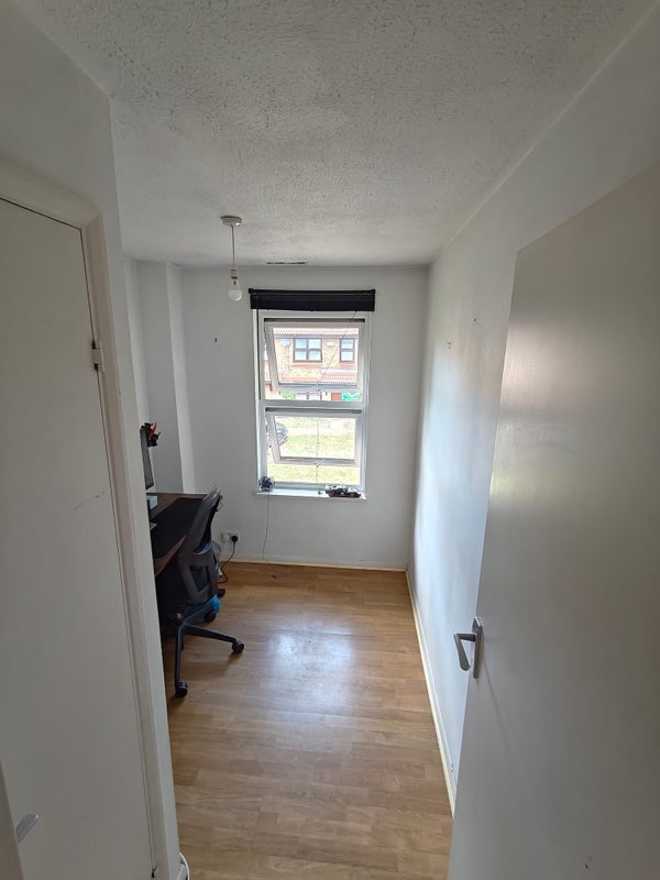 Room Wycherley Close in Greater London