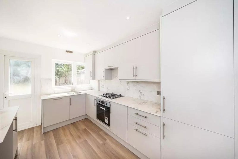 Room Lidiard Road in Greater London